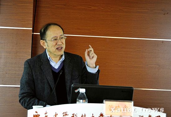 管晓宏教授作报告.jpg