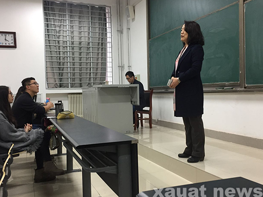 1文学院副院长韩蕊做开场介绍.jpg