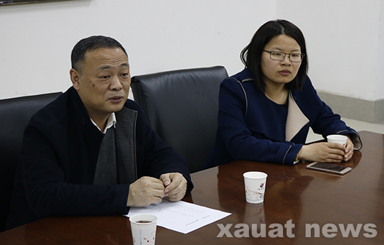 肖国庆老师为同学们解答疑惑.jpg