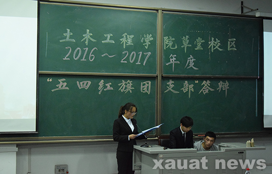 1答辩同学认真讲解.jpg