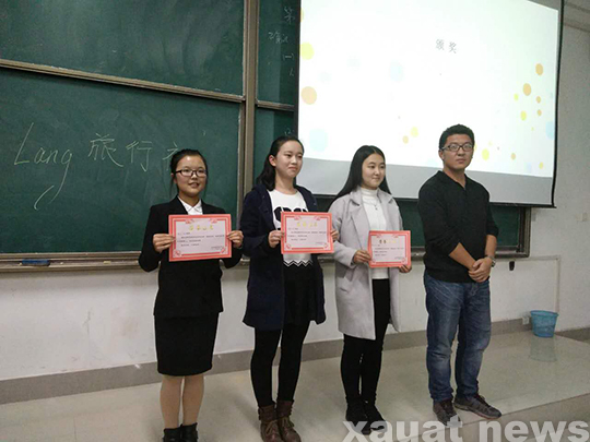 1获奖宿舍代表领奖.jpg